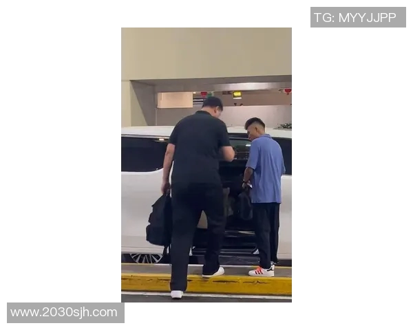 姚明街边随性一刻展现巨星风范与人情味的温暖瞬间